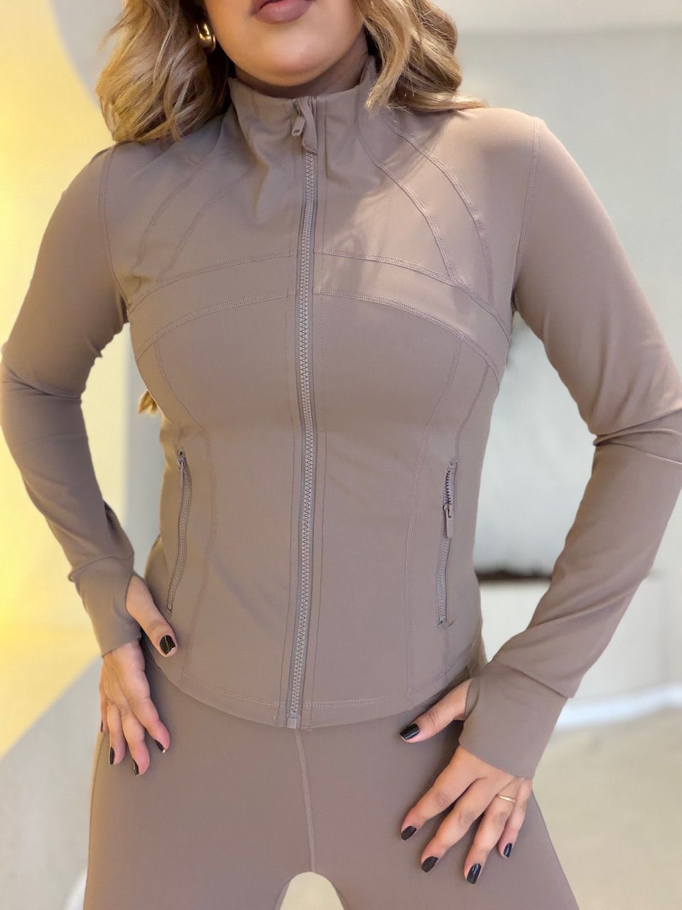 JAQUETA ELIZABETH FITNESS CAQUI