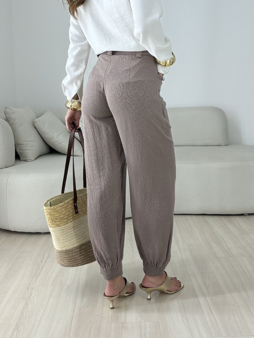 CALÇA MIA BOLSO FRONTAL CAQUI