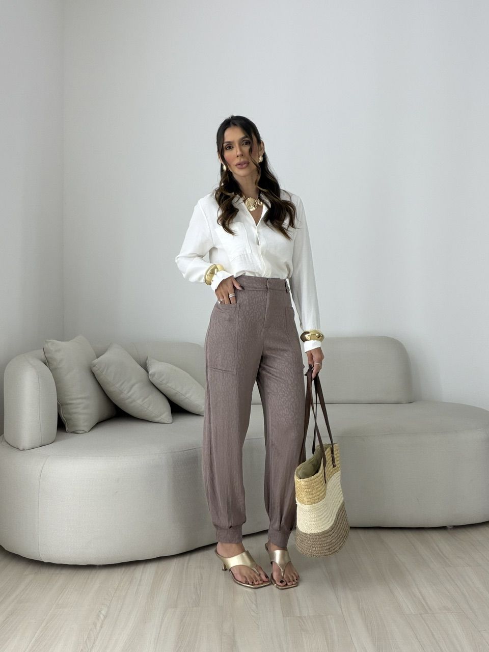 CALÇA MIA BOLSO FRONTAL CAQUI