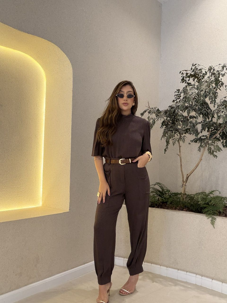 CALÇA MIA BOLSO FRONTAL MARROM