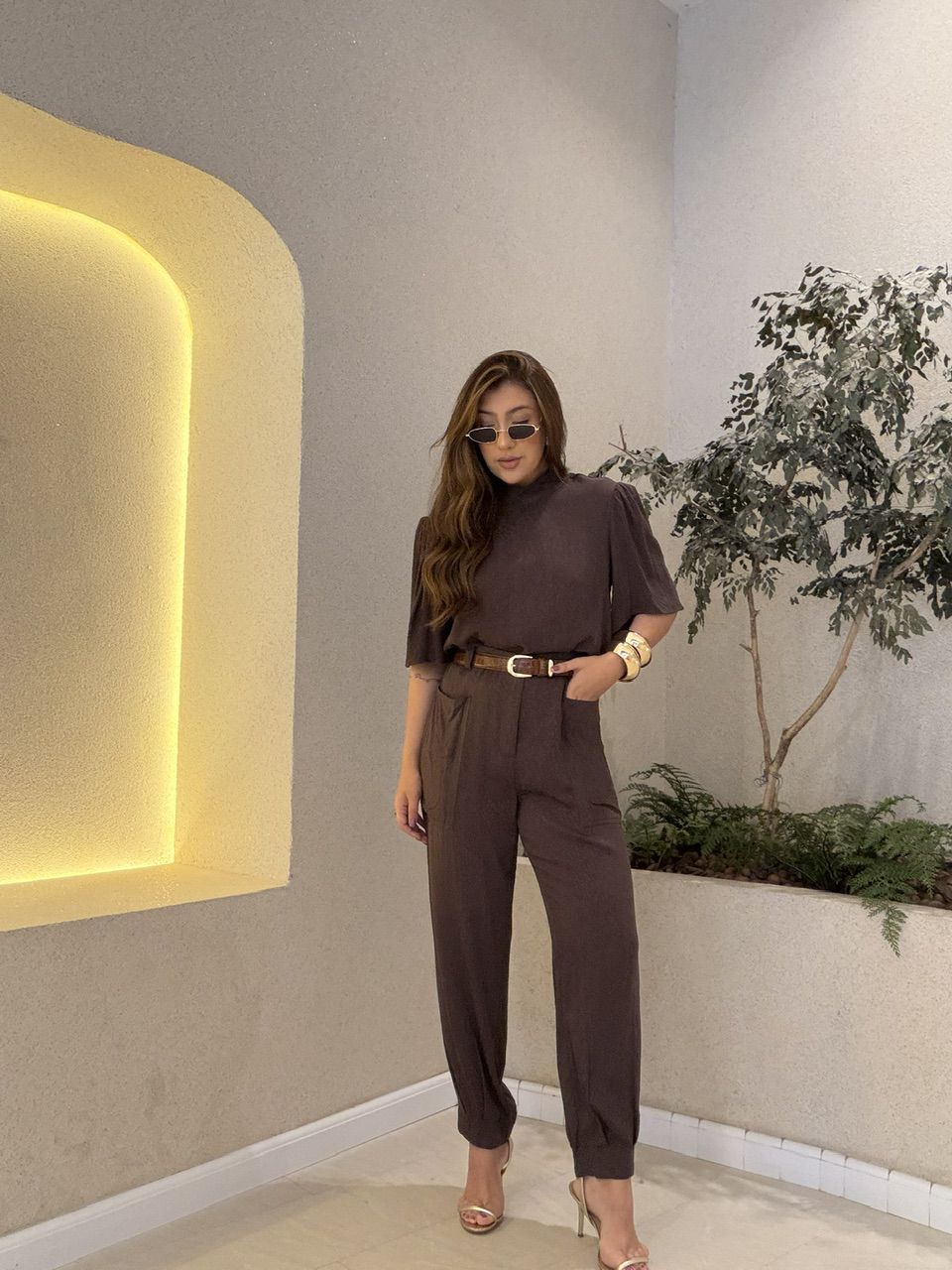 CALÇA MIA BOLSO FRONTAL MARROM
