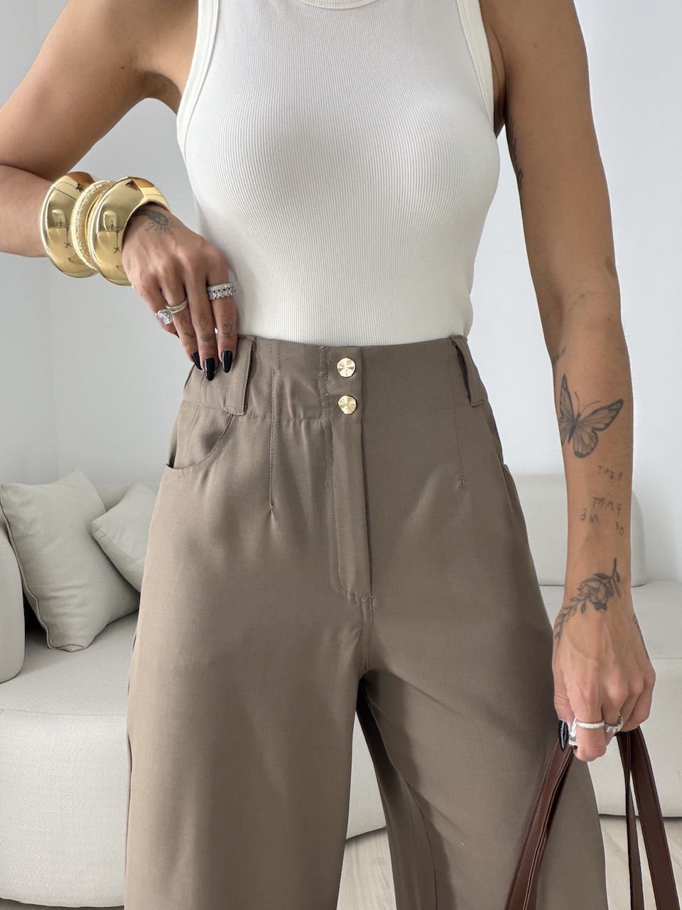 CALÇA FABRÍCIA BOTÕES CAQUI