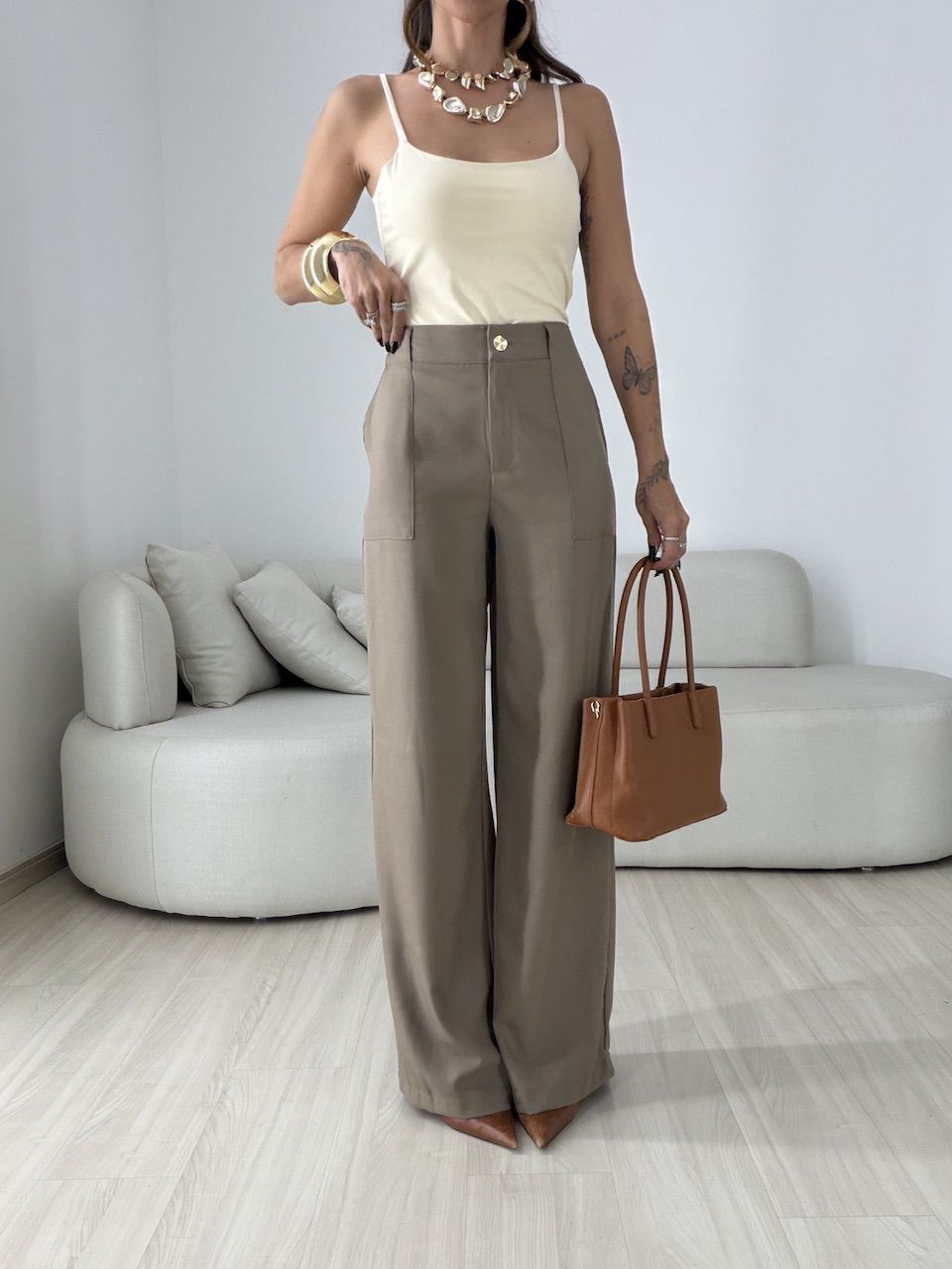 CALÇA SILMARA BOLSO FRONTAL CAQUI - 0080330096 - CAROLLA FERRARO