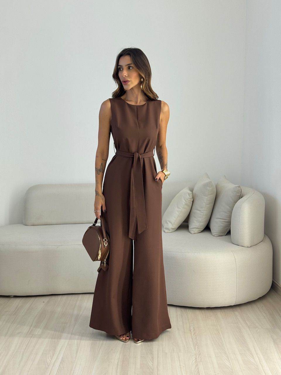 MACACÃO SABRINA FAIXA MARROM - 0073480054 - CAROLLA FERRARO