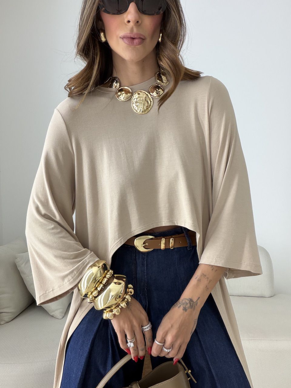BLUSA JULIANA 02 ASSIMÉTRICA ALONGADA AREIA