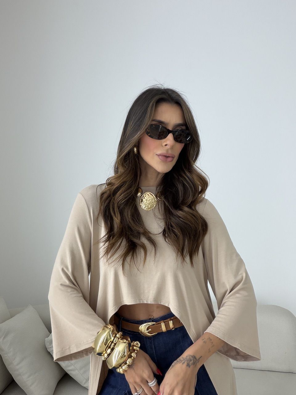 BLUSA JULIANA 02 ASSIMÉTRICA ALONGADA AREIA
