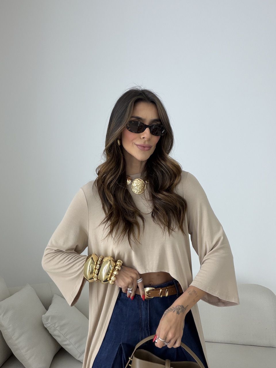 BLUSA JULIANA 02 ASSIMÉTRICA ALONGADA AREIA - 0079... - CAROLLA FERRARO