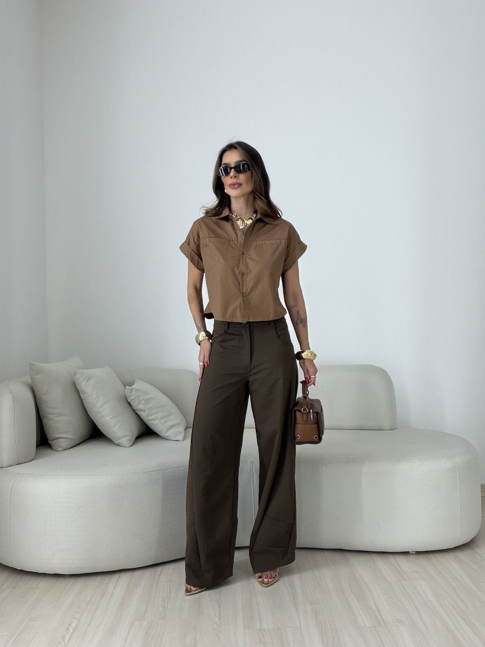CAMISA CORA CROPPED MARROM