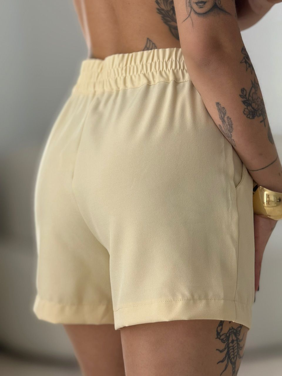 CONJUNTO POLIANA COLETE SHORT AREIA
