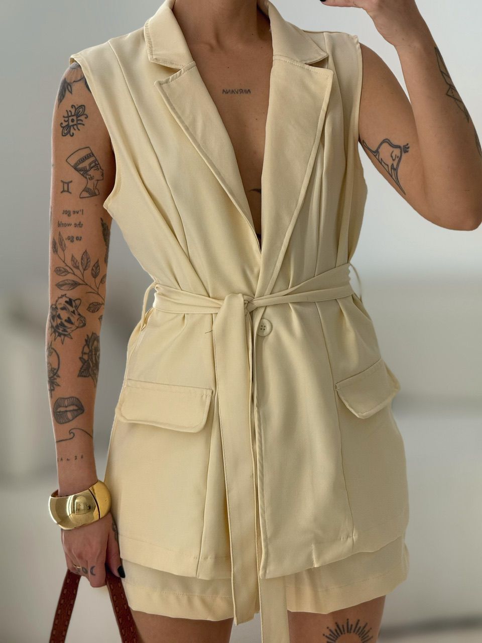 CONJUNTO POLIANA COLETE SHORT AREIA