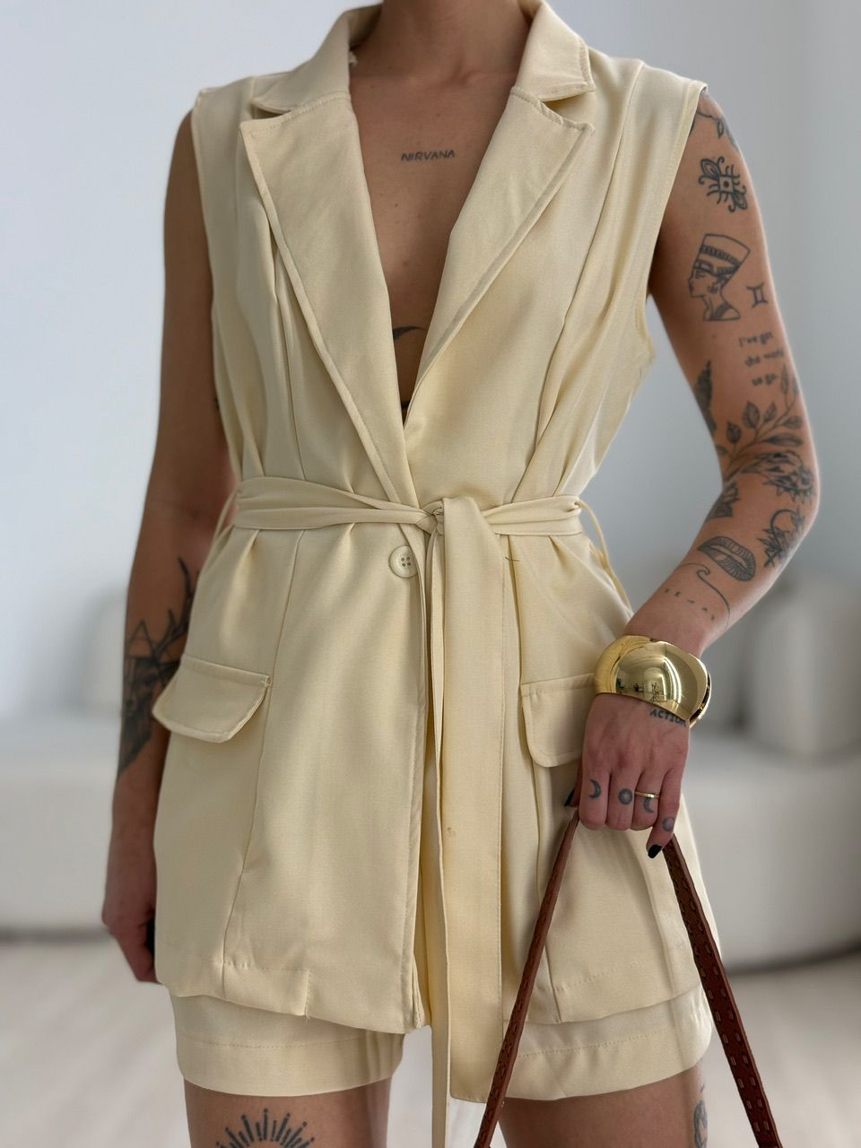 CONJUNTO POLIANA COLETE SHORT AREIA