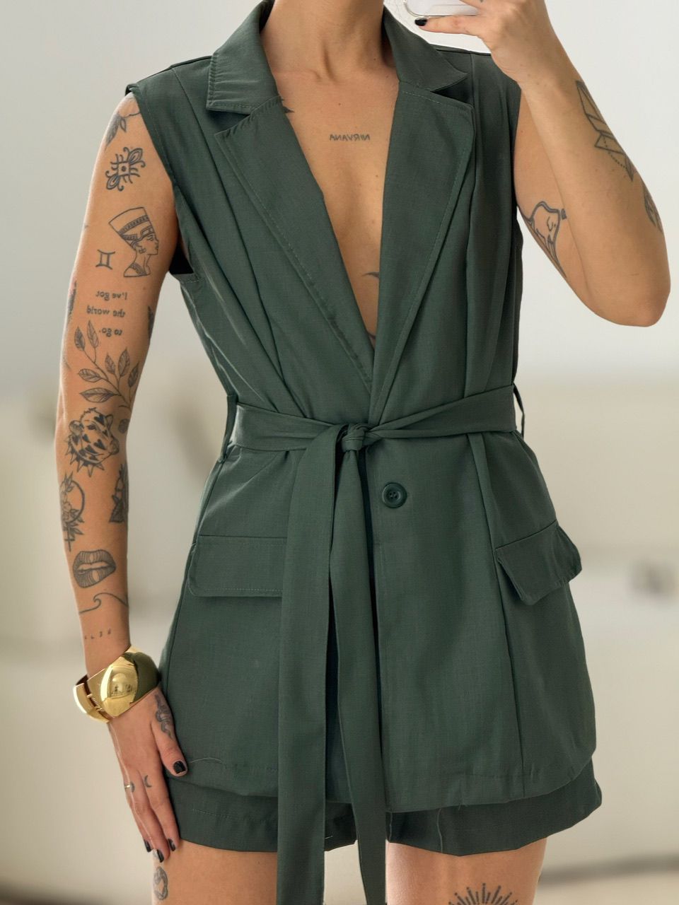 CONJUNTO POLIANA COLETE SHORT VERDE MILITAR