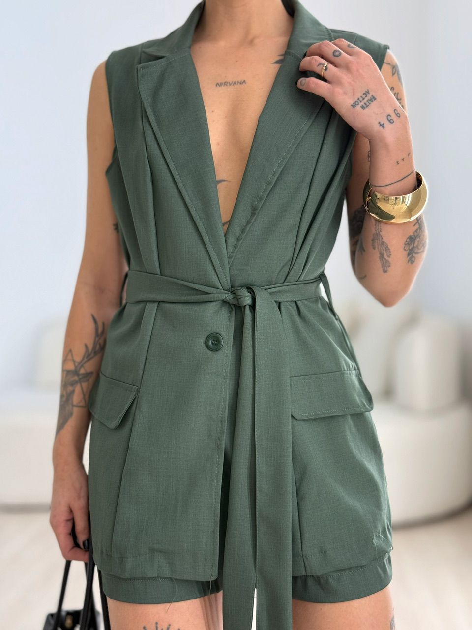 CONJUNTO POLIANA COLETE SHORT VERDE MILITAR