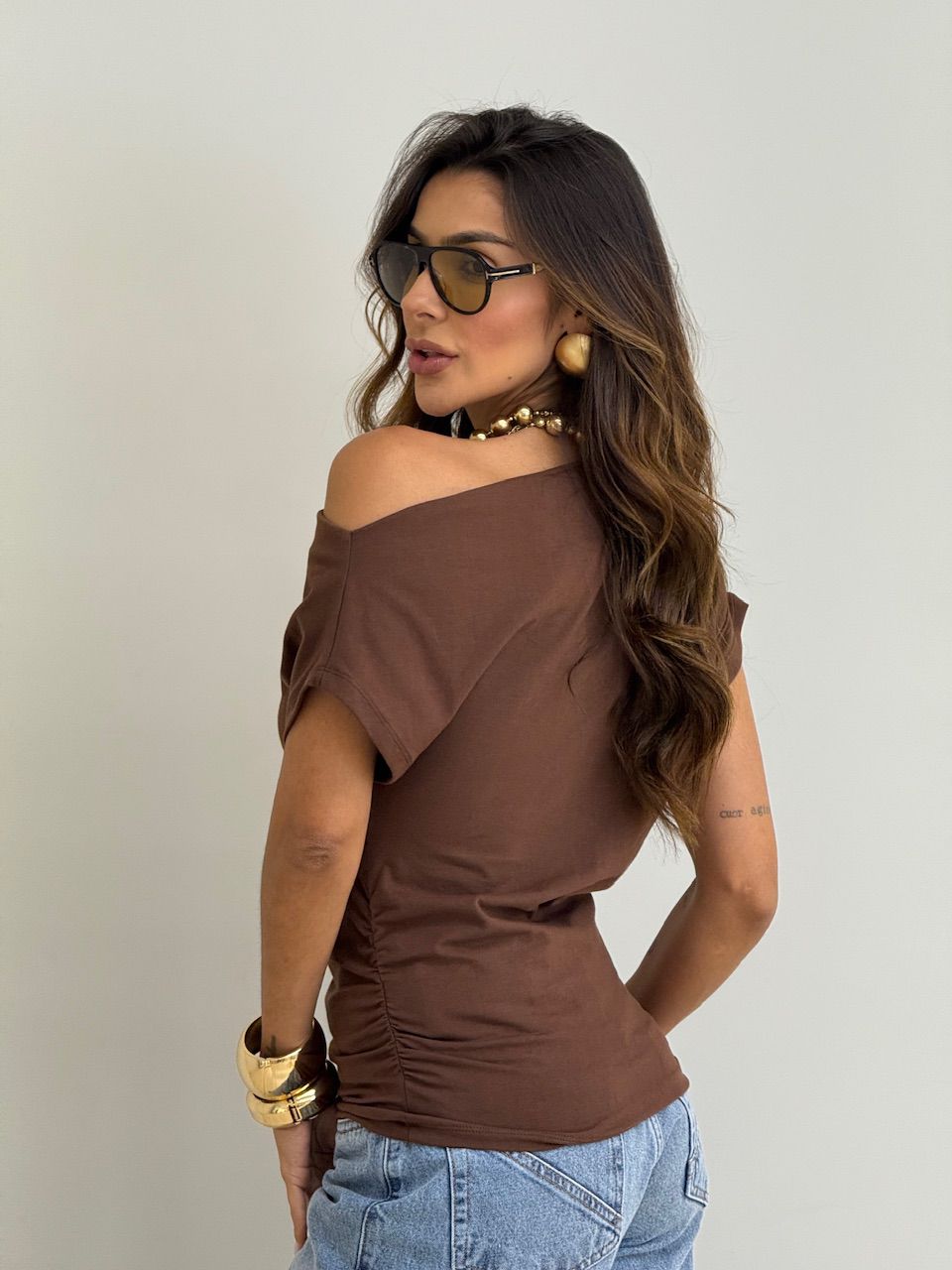 BLUSA ALANIS DRAPEADA MARROM