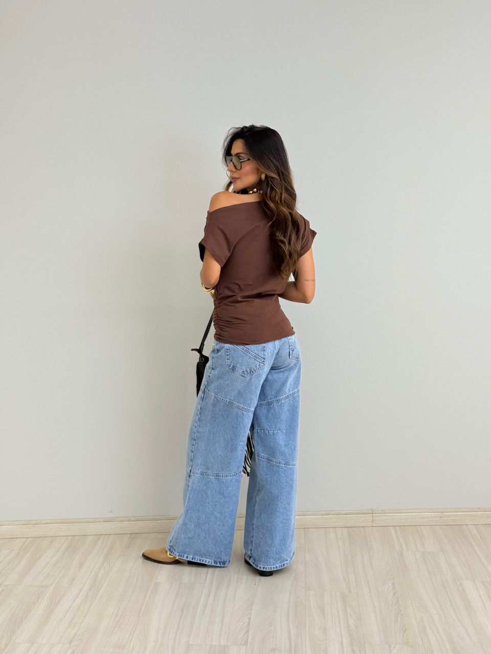 BLUSA ALANIS DRAPEADA MARROM