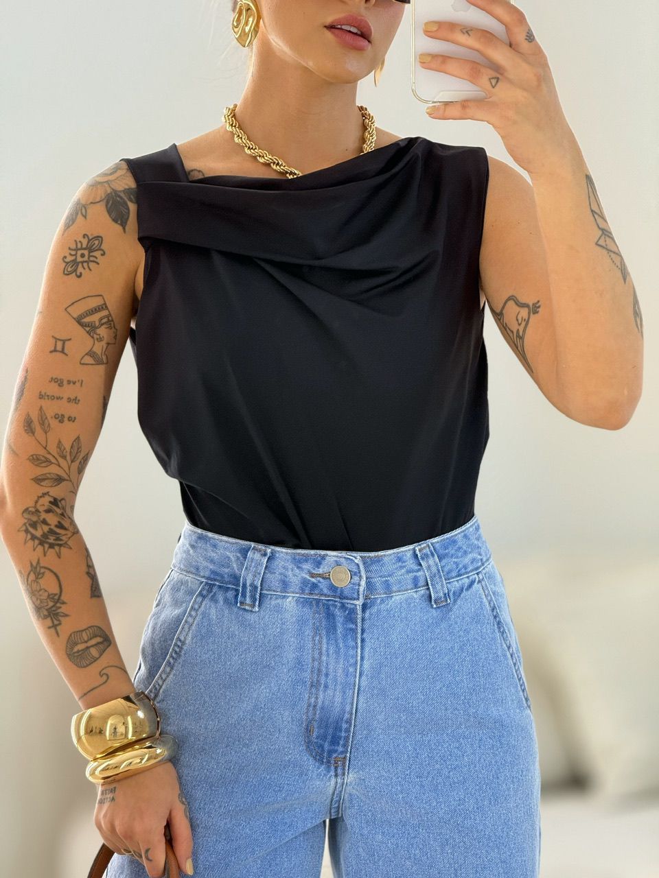 BLUSA CELINE DRAPEADA PRETA