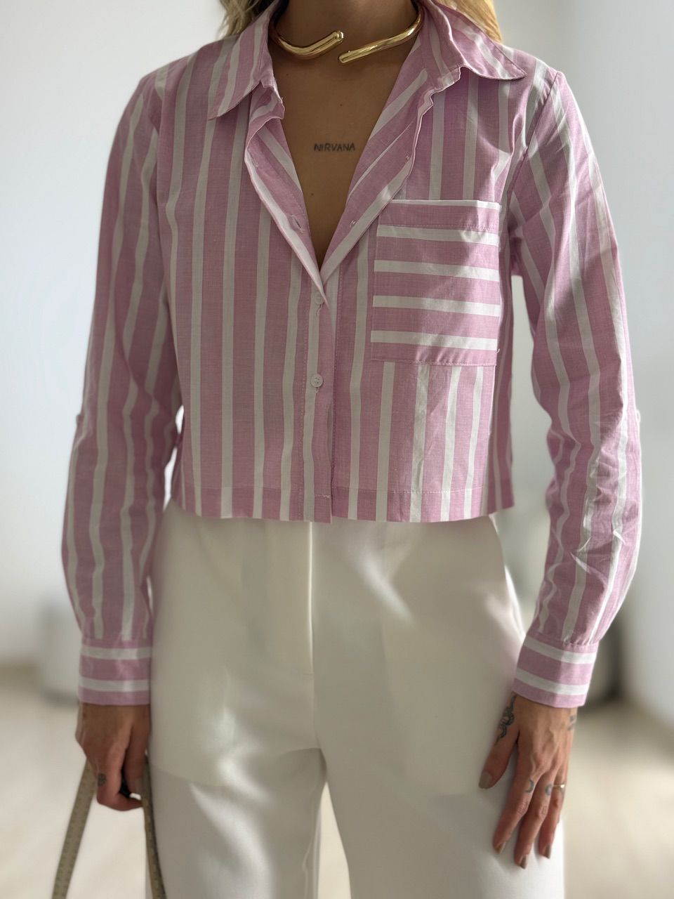 CAMISA RAFAELA CROPPED LISTRAS ROSA