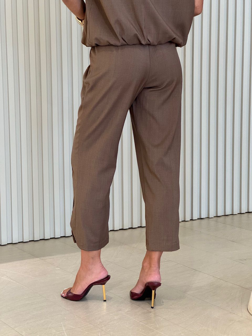 CALÇA GIOVANA BOTÃO MARROM