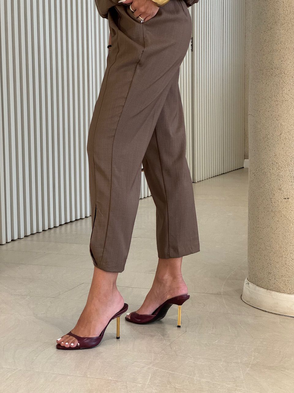 CALÇA GIOVANA BOTÃO MARROM