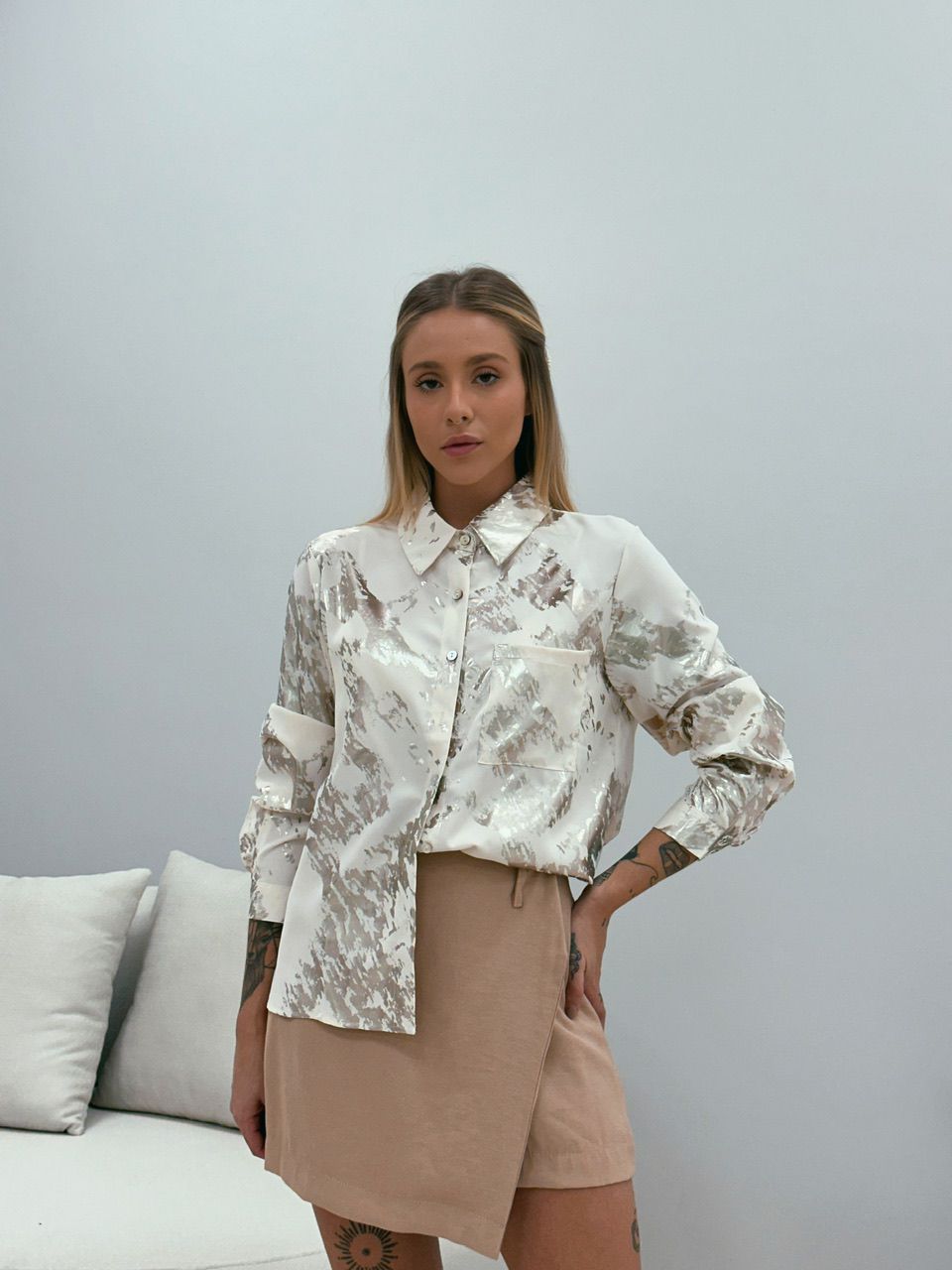 CAMISA METALIZADA MARFIM/DOURADO