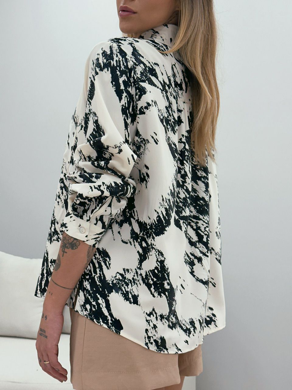 CAMISA METALIZADA MARFIM / PRETO