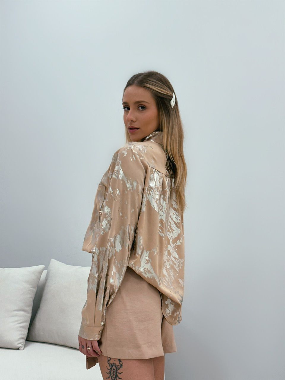 CAMISA METALIZADA NUDE/DOURADO