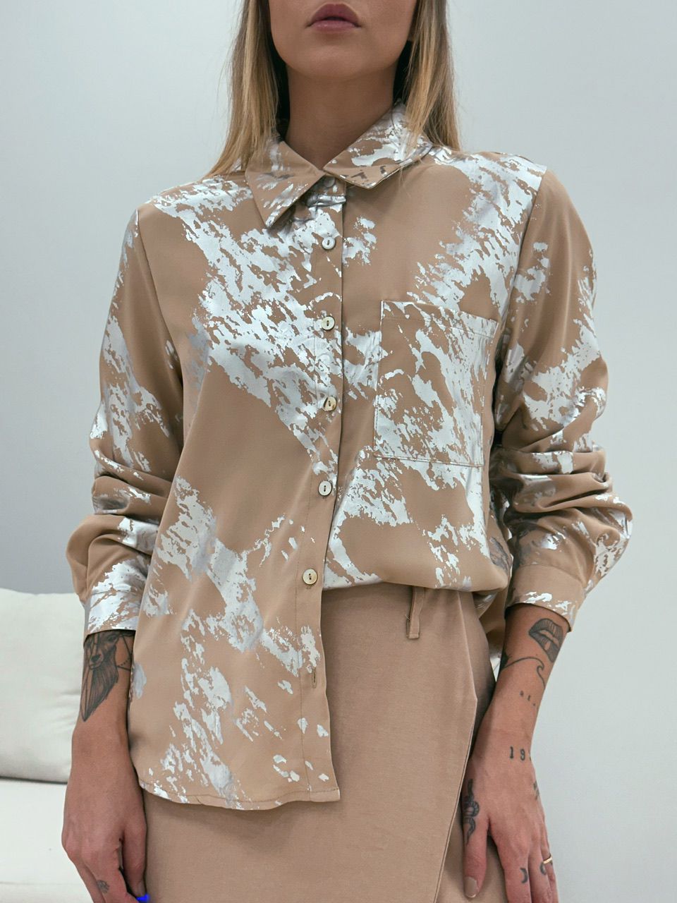 CAMISA METALIZADA NUDE/PRATA