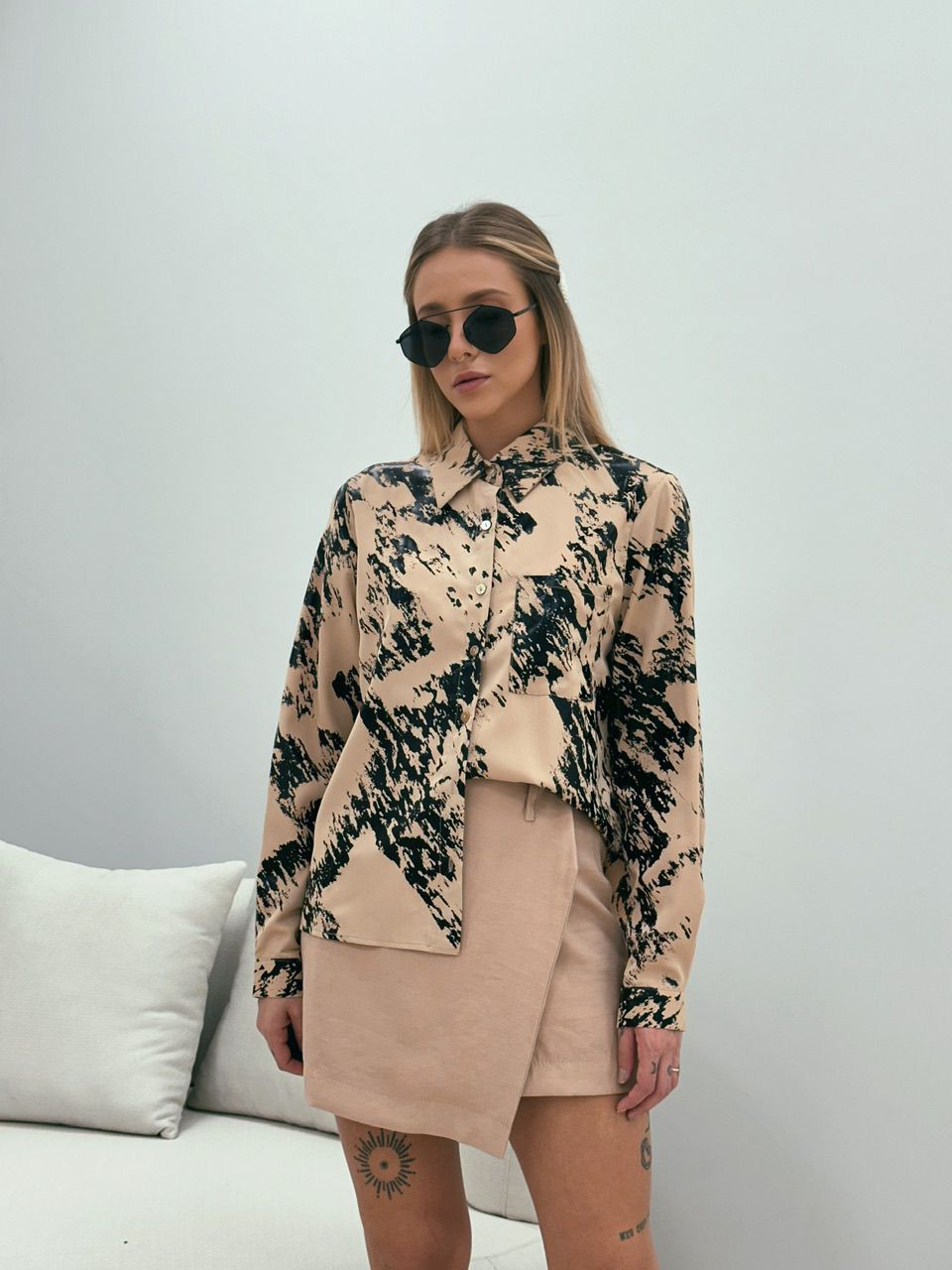 CAMISA METALIZADA NUDE/PRETO
