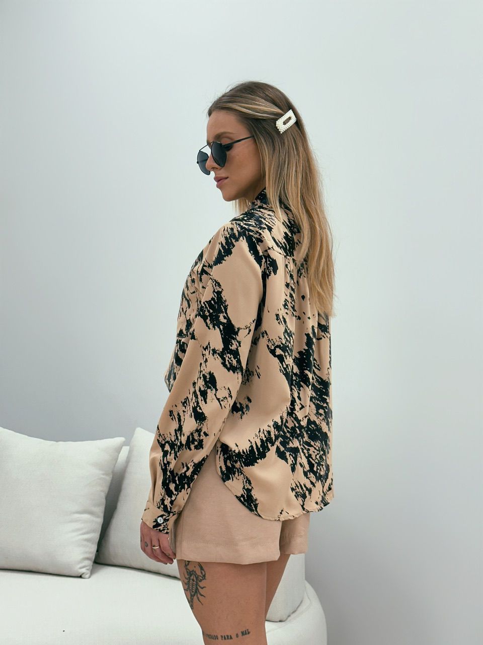 CAMISA METALIZADA NUDE/PRETO