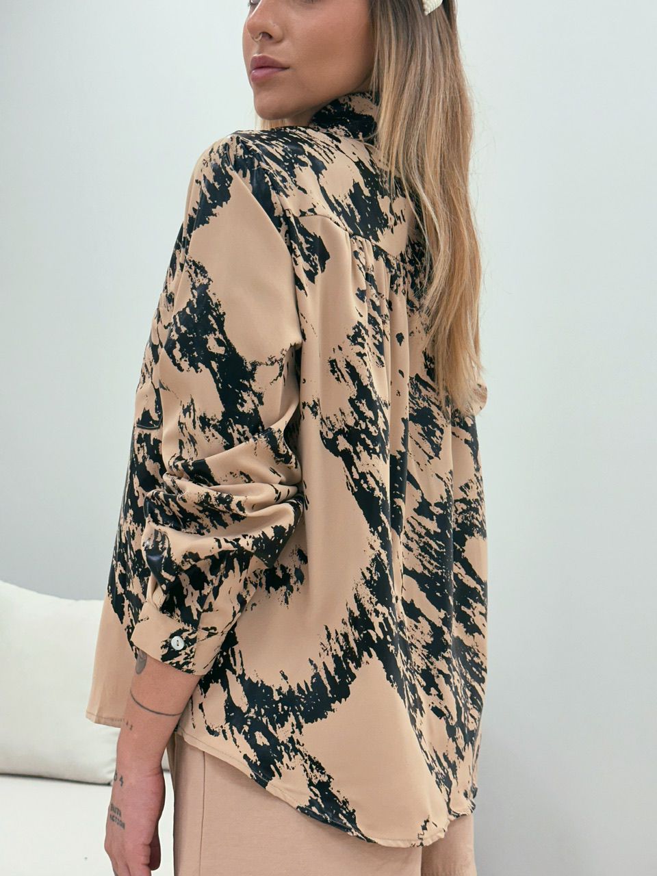 CAMISA METALIZADA NUDE/PRETO