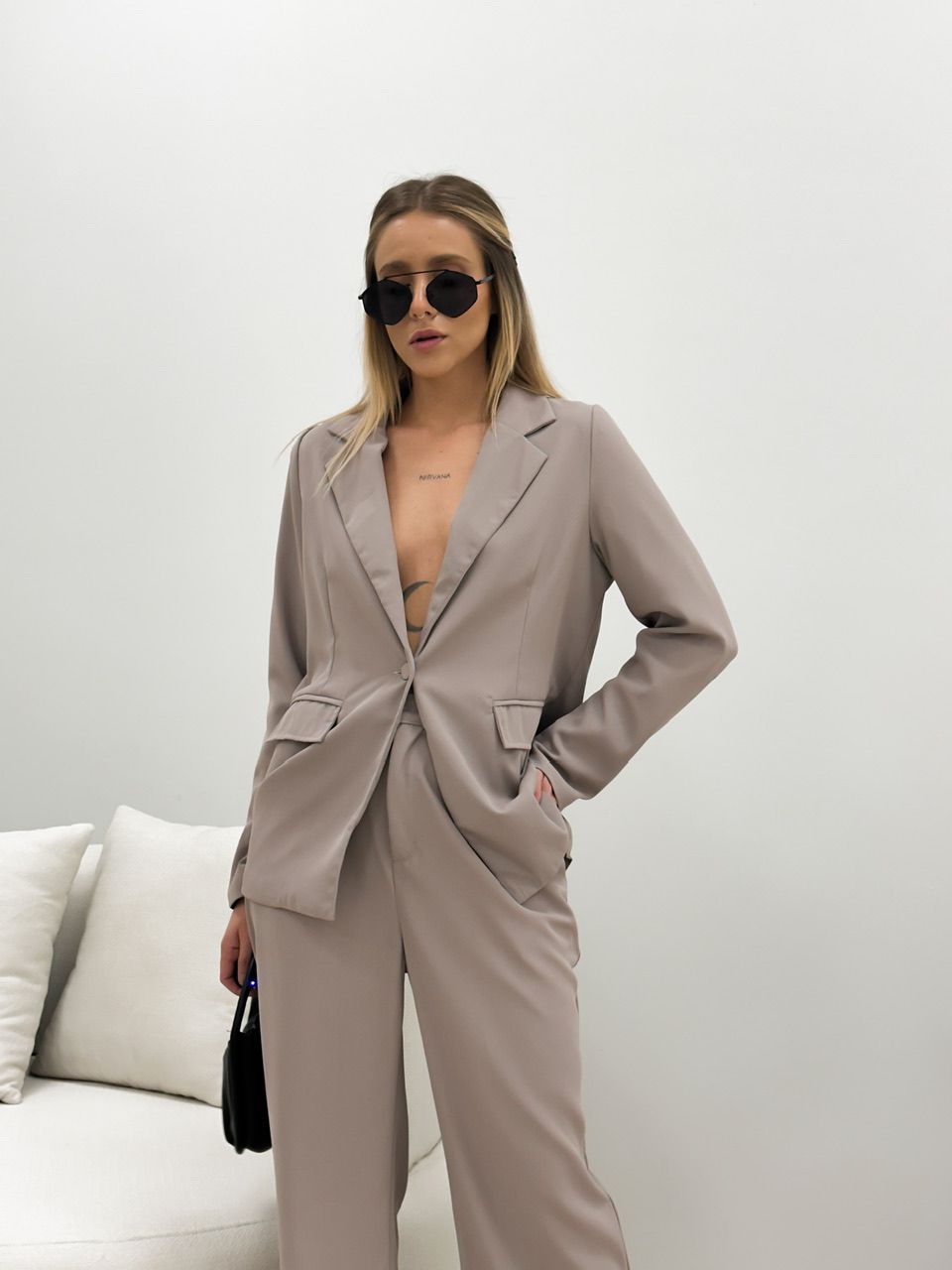 CONJUNTO BLAZER COM CALÇA CINZA