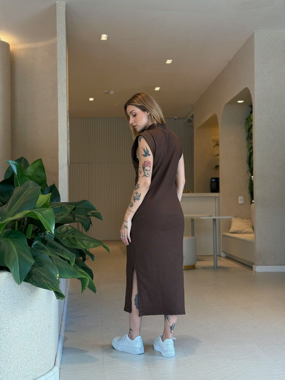 VESTIDO ROMANA CANELADO MARROM