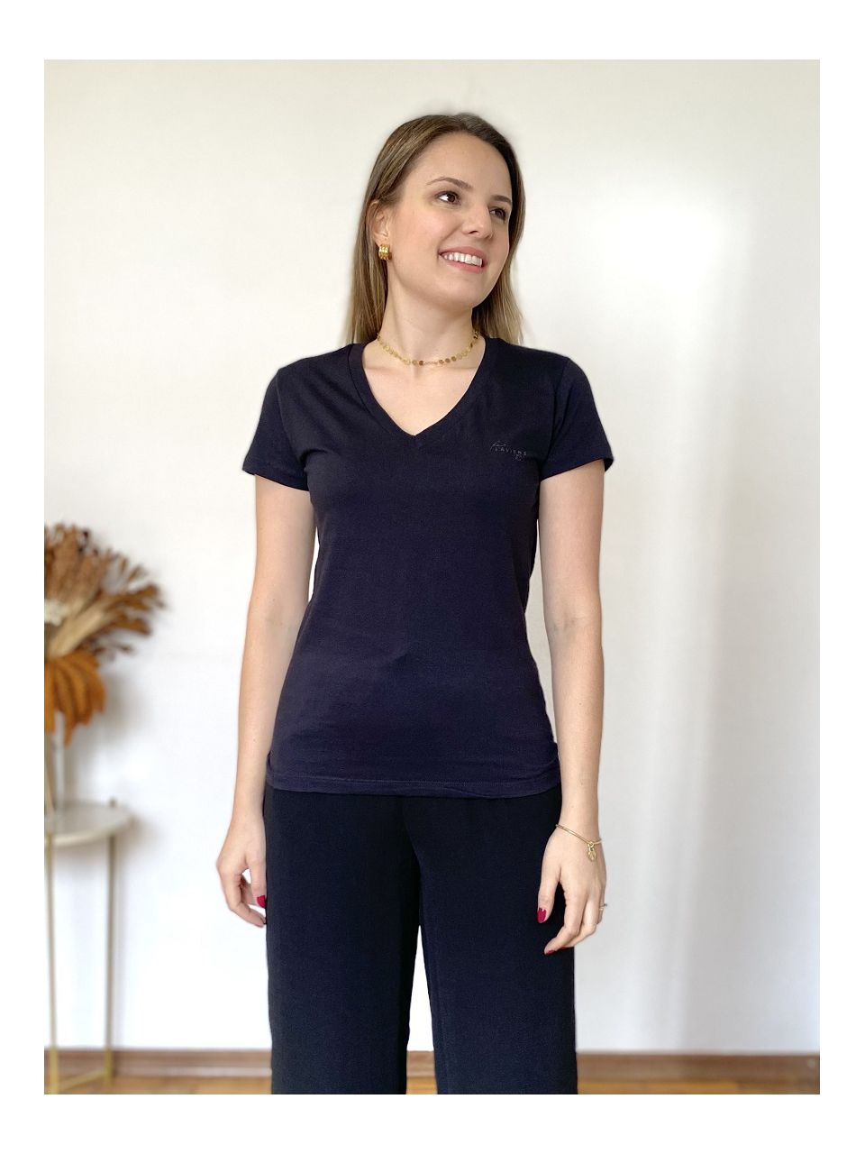 Blusa Básica Algodão Decote V - Preta - DONNA LELLA