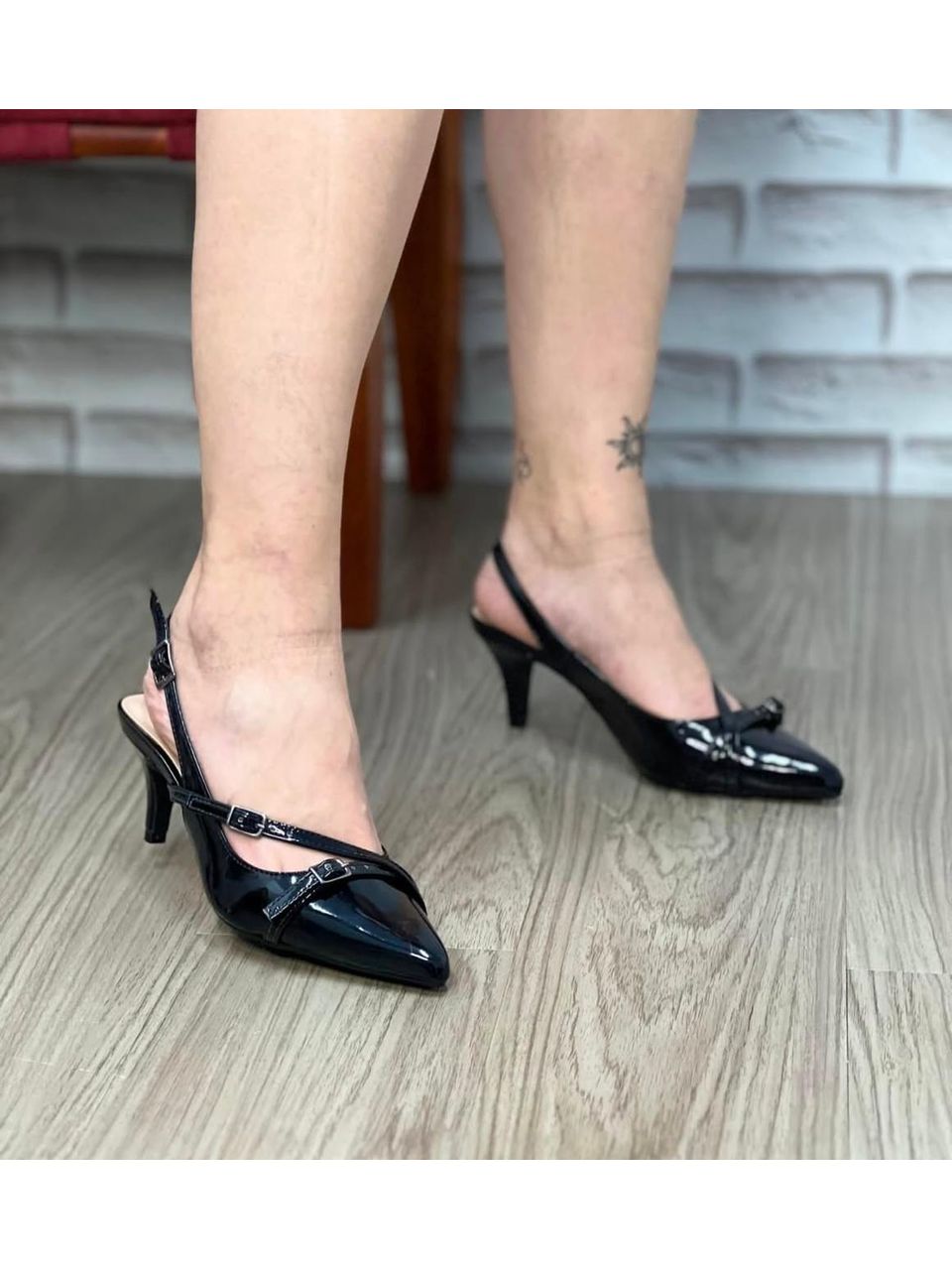 SCARPIN BICO FINO PRETO ,SALTO 5CM FIVELA - ELL PASSOS CALÇADOS