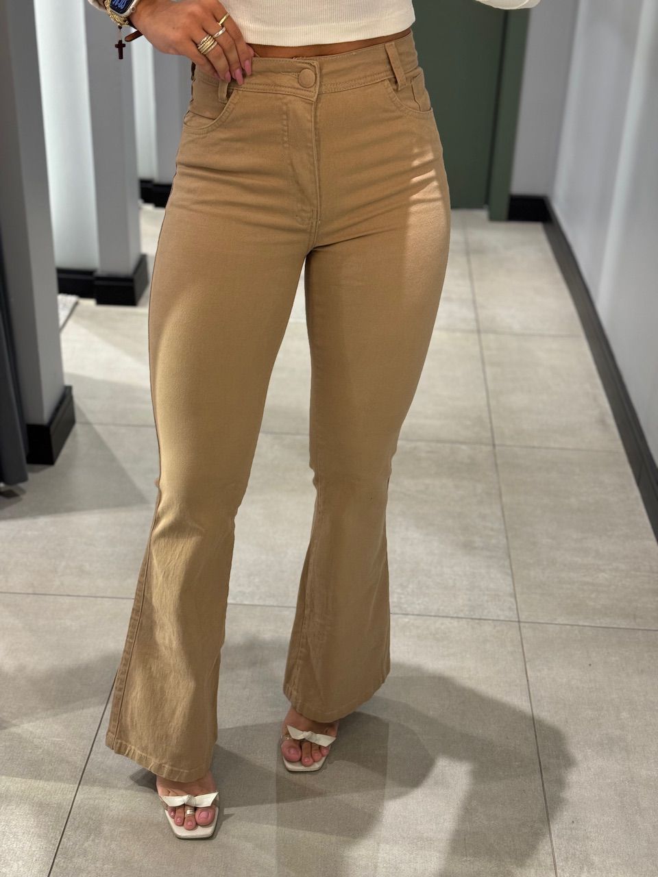 CALÇA JEANS FLARE BEGE - 0008860009 - ISABELA MENEZES