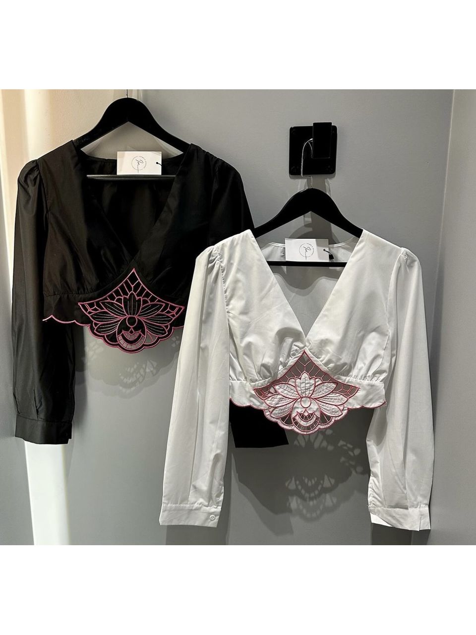 CROPPED FLOR PRETO - 0001360004 - ISABELA MENEZES