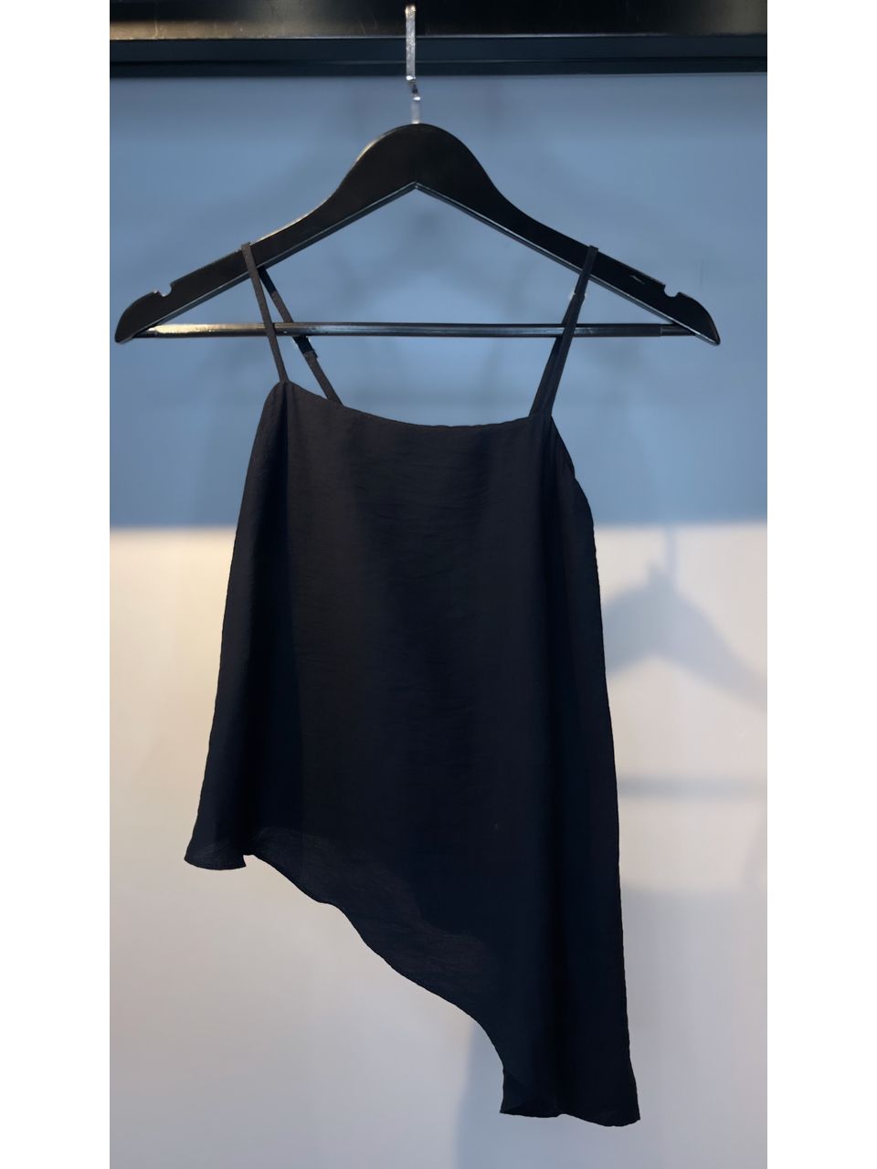 BLUSA DE ALCA ASSIMETRICA PRETO - 0008160004 - ISABELA MENEZES