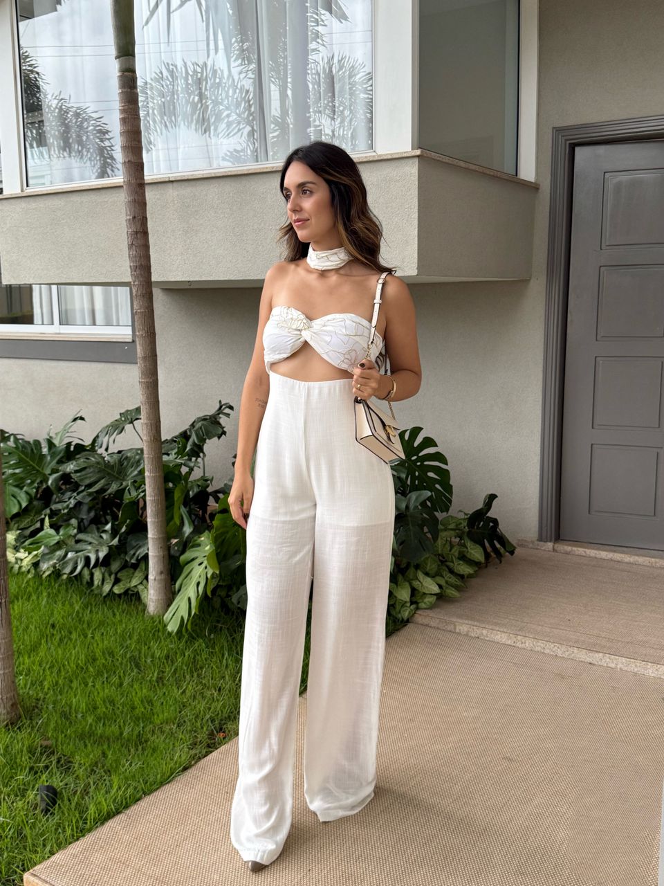 MACACÃO OFF WHITE COM CHOCKER E CORRENTES - Larih Mercurio