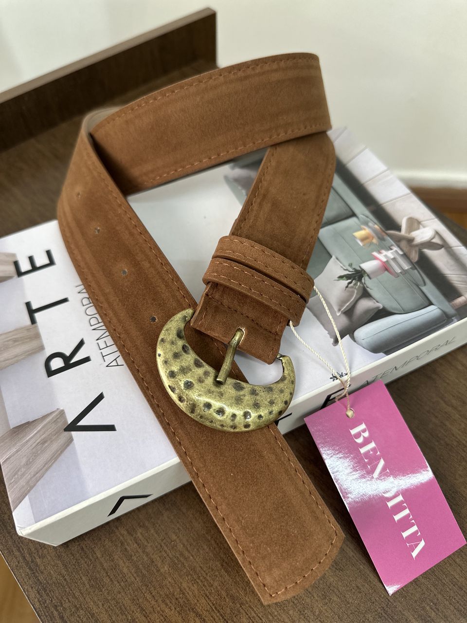 Cinto Camurça Fivela Ouro Velho Caramelo - 4030902... - Loja Benditta