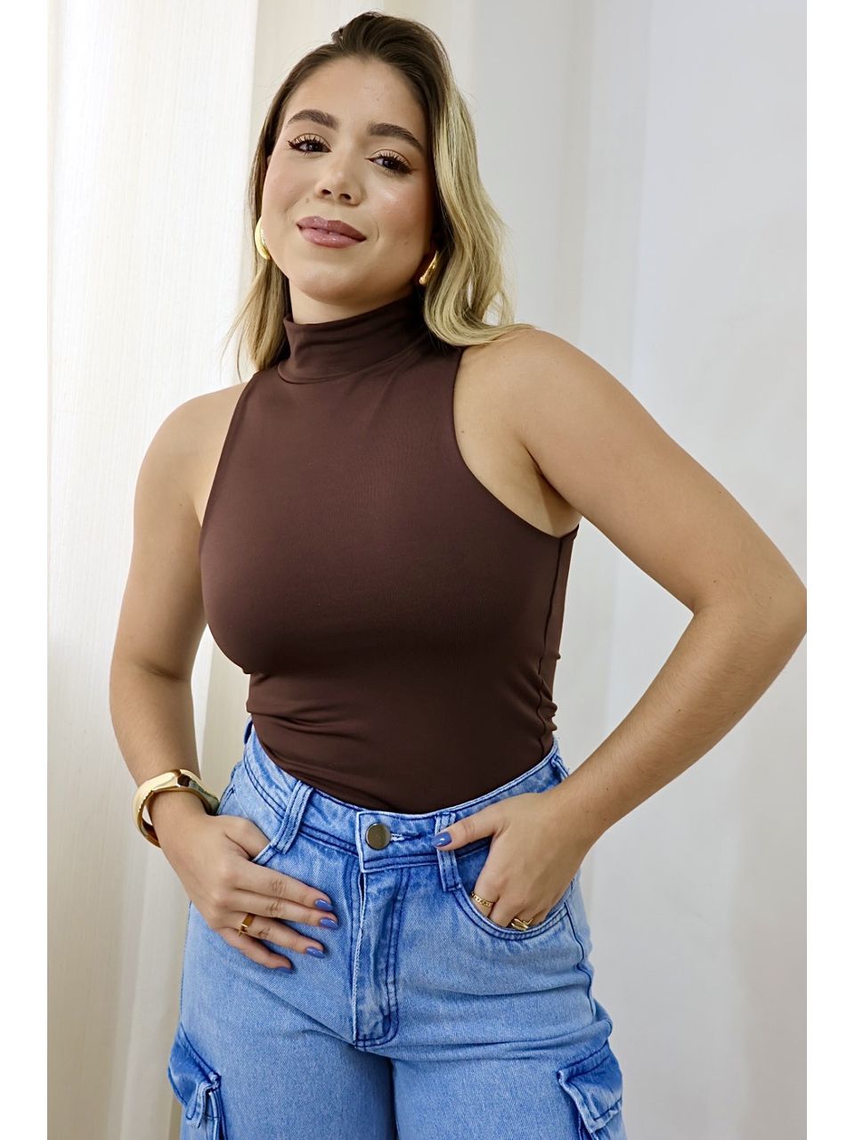 Blusa Feminina Gola Alta Cavada Marrom - 403090203... - Loja Benditta