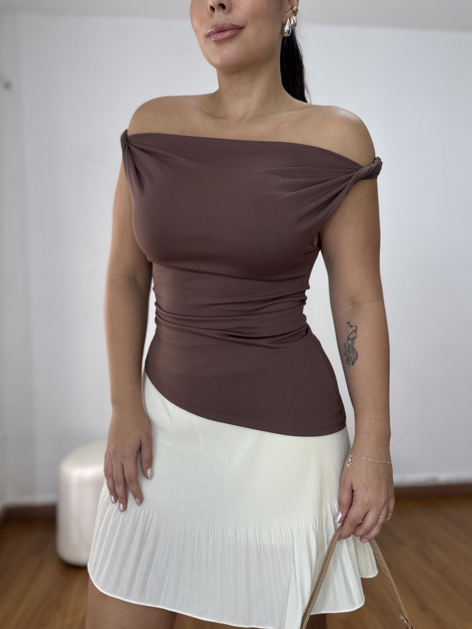Blusa Feminina Ombro a Ombro Marrom - Loja Benditta