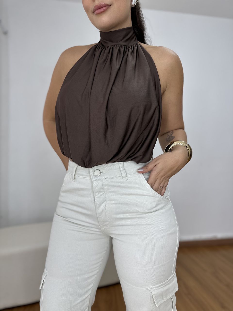Blusa Frente Única Drapeada Marrom - Loja Benditta