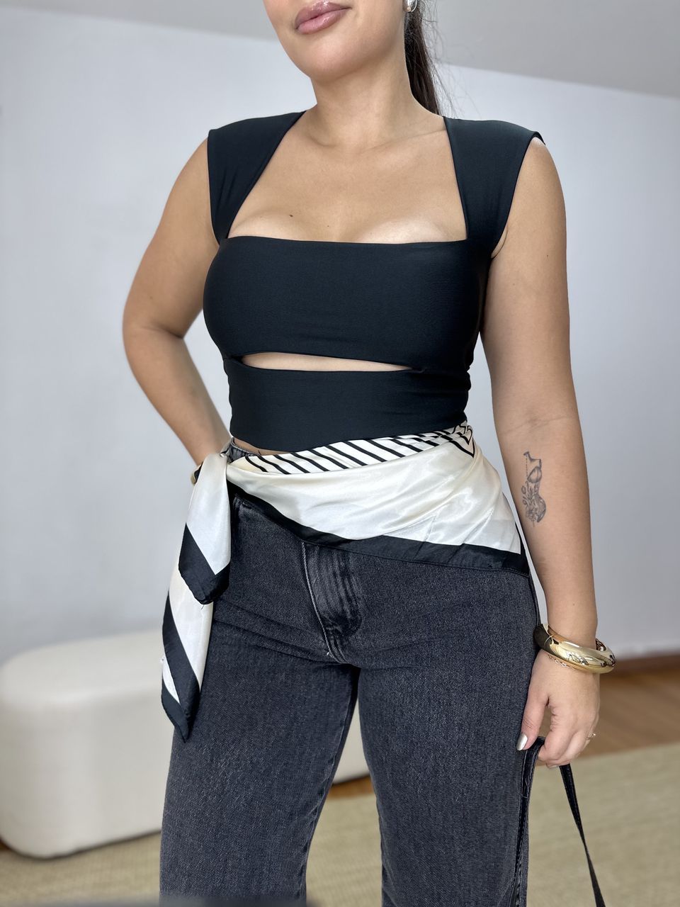 Cropped Feminino Busto Vazado Preto