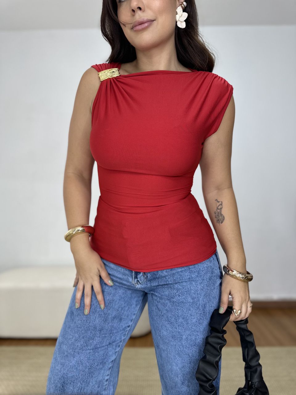 Blusa Detalhe Fivela Vermelha - Loja Benditta