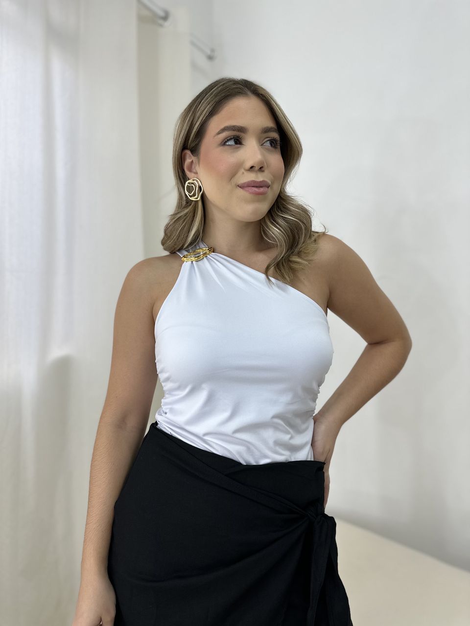 Blusa Nula Manga Fivela Branca - Loja Benditta