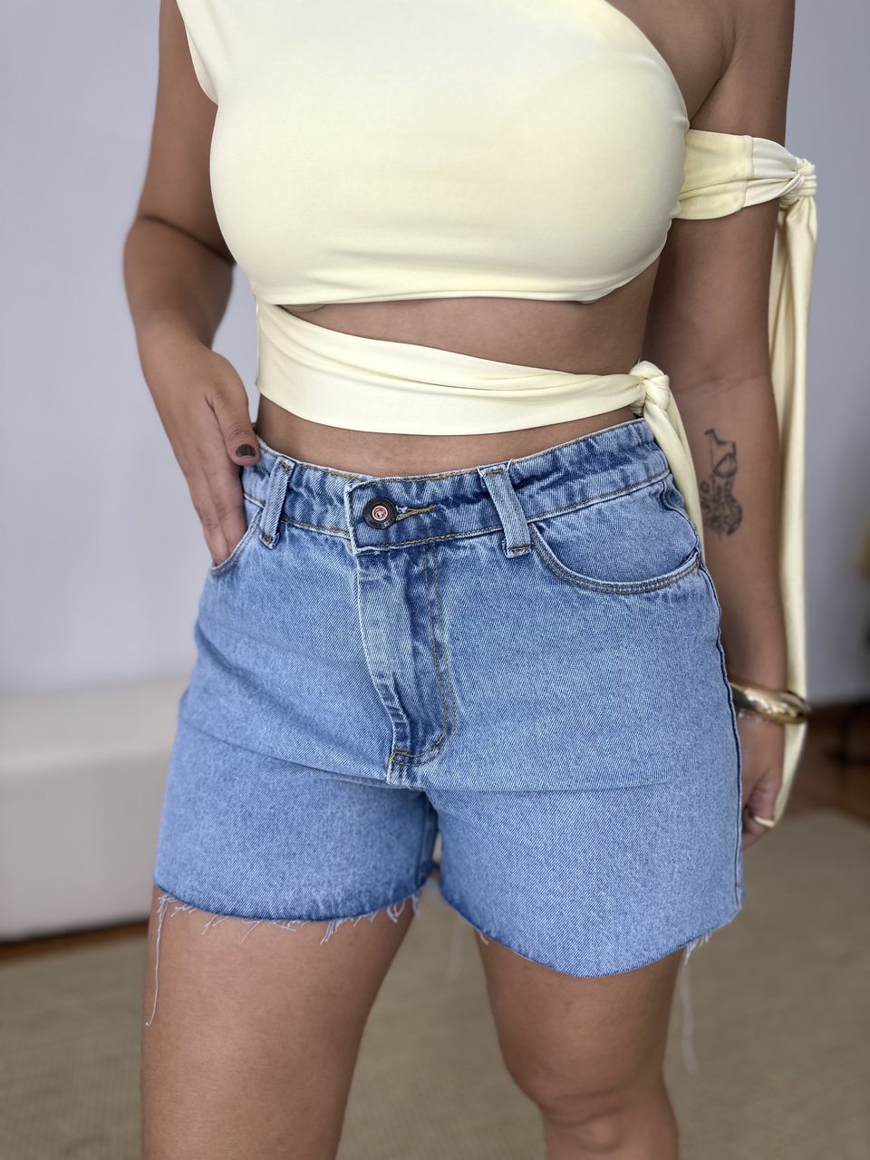 Short Jeans Mom Barra Desfiada Médio - Loja Benditta