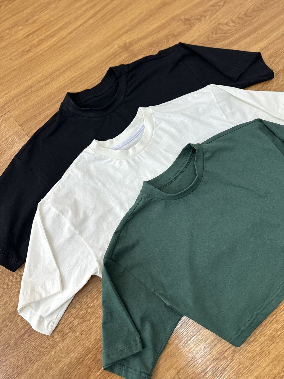 Kit T-shirt Cropped Gola (Off, Preta e Verde)
