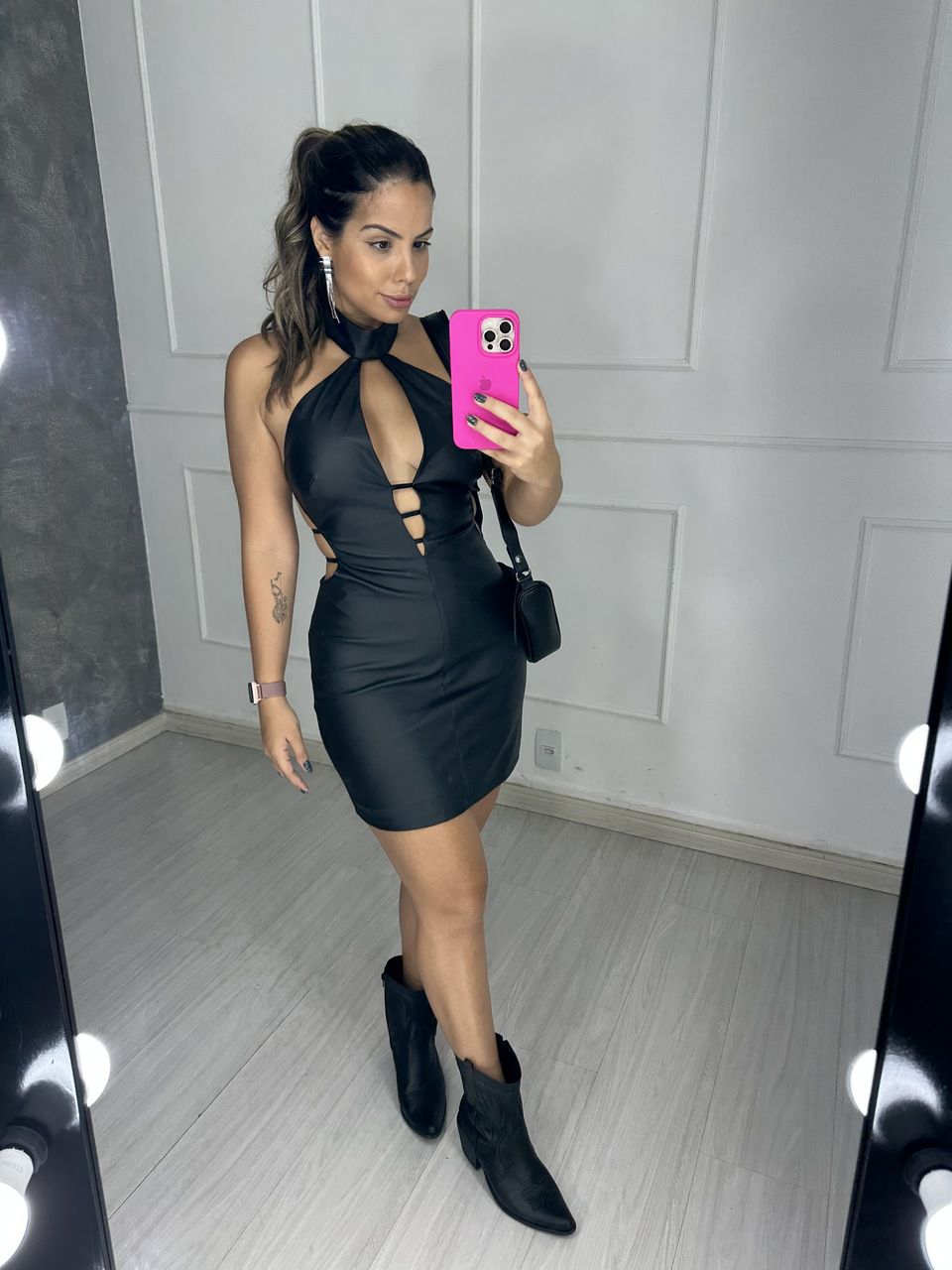 Vestido Couro Gola Alta Decote Profundo - 10032002... - Loja Benditta