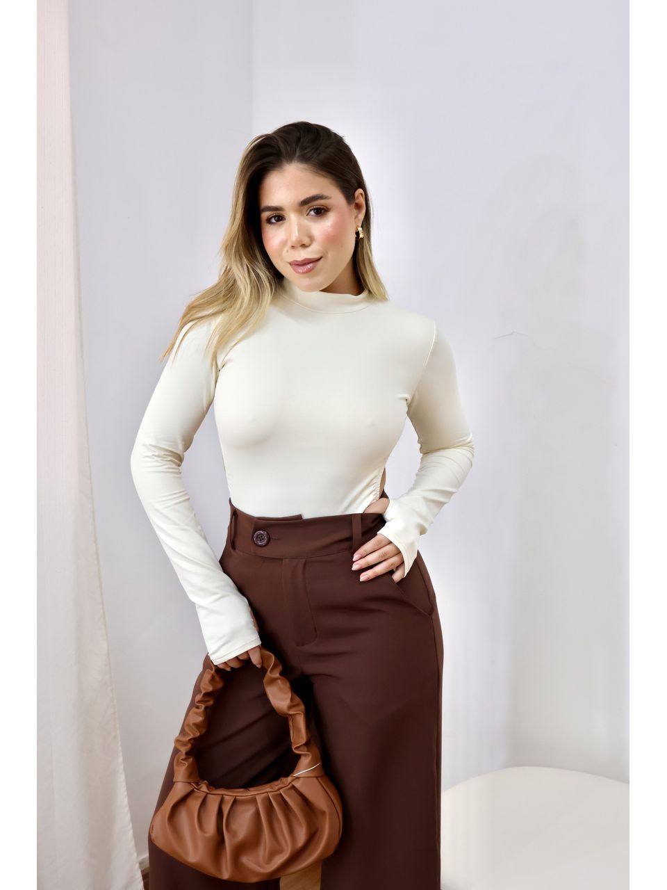Body Feminino Manga Longa Costas Nua Off - 4030902... - Loja Benditta