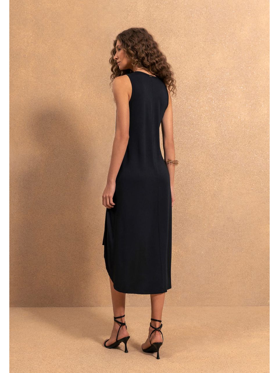 vestido basico com detalhe dourado